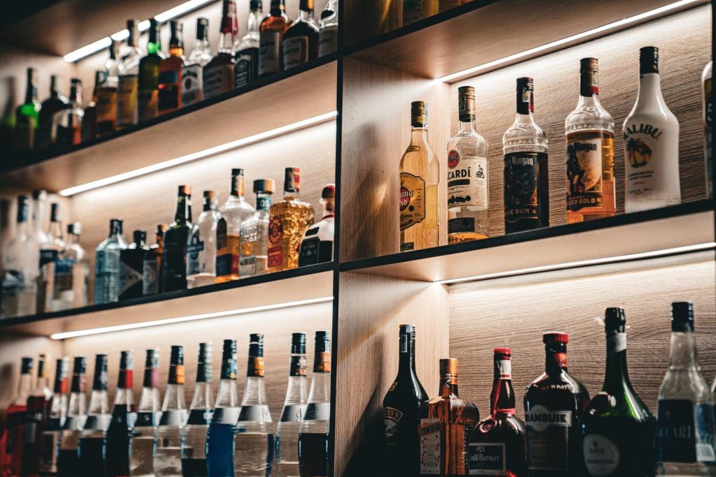 Witryna/półka z wystawionymi alkoholami