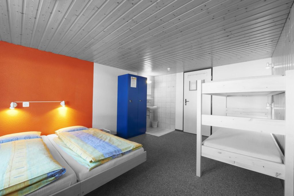 Wnętrze pokoju w hostelu, widoczne łóżka