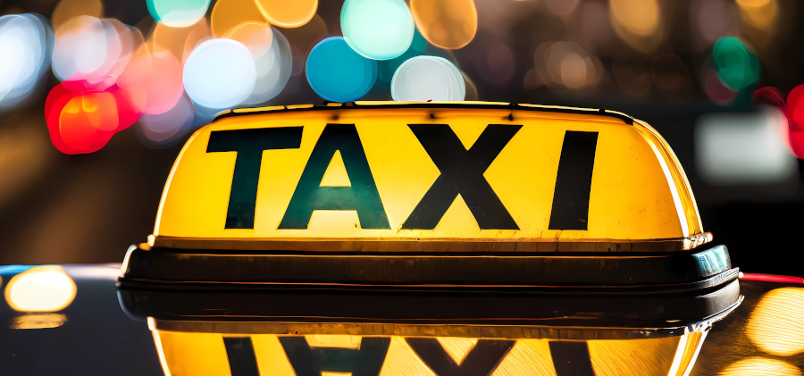 Wyświetlacz z napisem taxi umieszczony na dachu samochodu