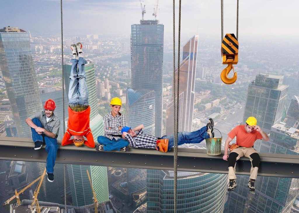 Robotnicy pracujący na wysokości